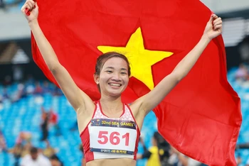 Nụ cười chiến thắng của Nguyễn Thị Oanh tại SEA Games 32. (Ảnh: TTXVN)