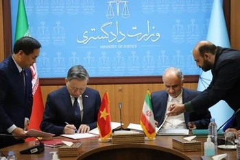 Bộ trưởng Bộ Công an Tô Lâm và Bộ trưởng Bộ Tư pháp Iran Amin Houssein Rahimi ký Hiệp định dẫn độ và Hiệp định chuyển giao người bị kết án phạt tù giữa Việt Nam và Iran. (Ảnh: TTXVN)
