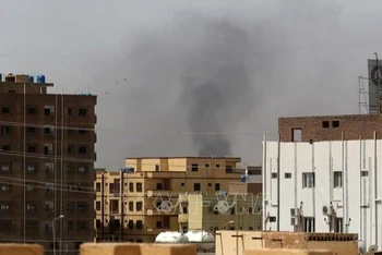 Khói bốc lên từ các tòa nhà sau các cuộc giao tranh ở Khartoum, Sudan, ngày 15/4/2023. (Ảnh: AFP/TTXVN)