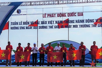 Ban tổ chức chương trình trao cờ Tổ quốc và túi thuốc tặng 10 ngư dân tiêu biểu của tỉnh Nghệ An. (Ảnh: TTXVN)