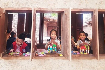 Trẻ em làng Đường Lâm khoe tranh vẽ của mình tại “Đoài Creative”.