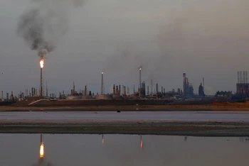Nhà máy lọc dầu lớn nhất Venezuela bị mất điện. (Ảnh: Reuters)