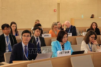 Đại sứ Lê Thị Tuyết Mai (áo xanh) cùng cán bộ Phái đoàn Việt Nam tại Geneva. (Ảnh: TTXVN)