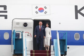 Tổng thống Hàn Quốc Yoon Suk-yeol và Phu nhân sáng 22/6 đã đến Hà Nội, bắt đầu chuyến thăm Việt Nam theo lời mời của Chủ tịch nước Võ Văn Thưởng.