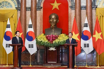 Chủ tịch nước Võ Văn Thưởng và Tổng thống Yoon Suk Yeol đồng chủ trì họp báo tại Phủ Chủ tịch, ngày 23/6. (Ảnh: TTXVN)