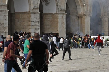 Ảnh minh họa: Người biểu tình Palestine xung đột với cảnh sát Israel tại khu đền thờ Al-Aqsa ở Jerusalem ngày 10/5/2021. (Ảnh: AFP/TTXVN)