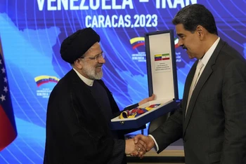 Tổng thống Iran Ebrahim Raisi (trái) gặp gỡ người đồng cấp Venezuela Nicolas Maduro. (Ảnh: AP)
