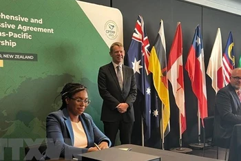 Bộ trưởng Kinh doanh và Thương mại Anh Kemi Badenoch ký nghị định thư tham gia Hiệp định Đối tác Toàn diện và Tiến bộ xuyên Thái Bình Dương (CPTPP) tại cuộc họp ở Auckland, New Zealand ngày 16/7/2023. (Ảnh: RNZ/TTXVN)