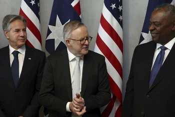 Thủ tướng Australia Anthony Albanese (giữa) và Ngoại trưởng Mỹ Antony Blinken (phải), Bộ trưởng Quốc phòng Lloyd Austin. (Nguồn: AP/TTXVN)