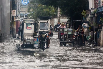 Ngập lụt ở thành phố Malabon, Philippines khi bão Doksuri mang theo mưa lớn và gió mạnh đổ bộ, ngày 26/7/2023. (Ảnh: THX/TTXVN)