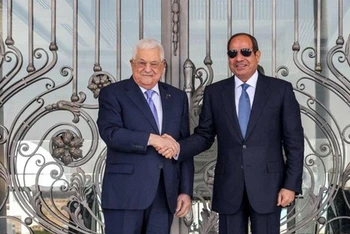 Tổng thống Ai Cập Abdel-Fattah El-Sisi tiếp Tổng thống Palestine Mahmoud Abbas tại thành phố El Alamein (Ai Cập), ngày 31/7/2023. (Nguồn: Arab News/TTXVN)