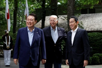 Tổng thống Hàn Quốc Yoon Suk Yeol, Tổng thống Mỹ Joe Biden, và Thủ tướng Nhật Bản Kishida Fumio (từ trái qua phải) tại cuộc họp báo chung ở cuộc gặp ba bên tại Trại David (Maryland, Mỹ) ngày 18/8/2023. (Ảnh: REUTERS)