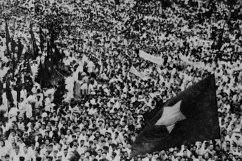 Ngày 19/8/1945, hàng vạn người dân Thủ đô dự míttinh tại Quảng trường Nhà hát Lớn thành phố chào mừng thắng lợi của Cách mạng tháng Tám. (Ảnh: Tư liệu TTXVN)