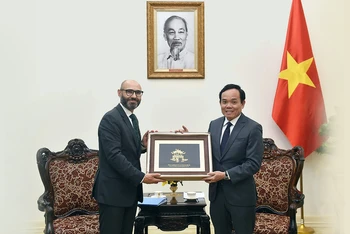 Phó Thủ tướng Trần Lưu Quang tiếp Tổng Thư ký Tòa Trọng tài thường trực (PCA). (Ảnh: VGP)