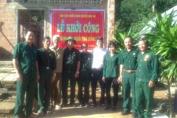 Ảnh minh họa: Hội Cựu chiến binh huyện Đắk Hà, tỉnh Kon Tum trao nhà nghĩa tình đồng đội.