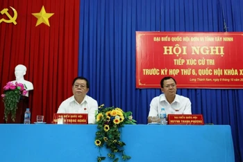 Đồng chí Nguyễn Trọng Nghĩa tiếp xúc cử tri xã Long Thành Nam. (Ảnh: Báo điện tử Đảng Cộng sản)