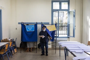 Người dân tham gia bỏ phiếu tại cuộc bầu cử khu vực ở Hy Lạp. (Nguồn: eKathimerini/Báo Thế giới và Việt Nam)