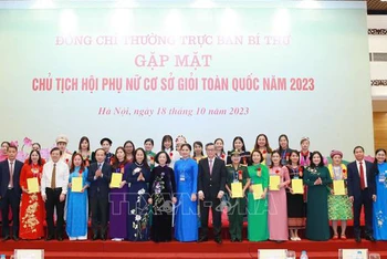 Thường trực Ban Bí thư Trương Thị Mai với các Chủ tịch Hội phụ nữ cơ sở giỏi toàn quốc năm 2023. (Ảnh: TTXVN)