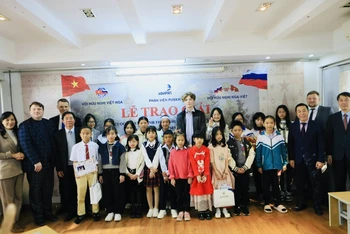 Đại biểu hai nước Việt Nam và Nga chụp ảnh kỷ niệm với các thí sinh tham dự Cuộc thi. (Ảnh: Trần Hiếu)