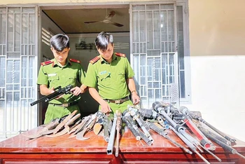 Ảnh minh họa: Lực lượng công an tỉnh Đồng Nai tiếp nhận vũ khí, công cụ hỗ trợ do người dân tự nguyện giao nộp.