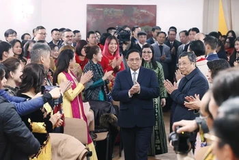 Thủ tướng Phạm Minh Chính và Phu nhân đến thăm cán bộ, nhân viên Đại sứ quán và đại diện cộng đồng người Việt Nam tại Romania. (Ảnh: Dương Giang/TTXVN)