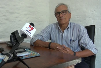 Tổng Bí thư Đảng Cộng sản Uruguay trả lời phỏng vấn phóng viên TTXVN tại Montevideo nhân kỷ niệm 94 năm thành lập Đảng Cộng sản Việt Nam. Ảnh: Diệu Hương/TTXVN