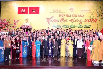 Phó Thủ tướng Trần Lưu Quang cùng lãnh đạo Thành phố Hồ Chí Minh chụp ảnh lưu niệm với các kiều bào. Ảnh: TTXVN