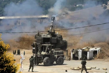 Pháo tự hành của Israel triển khai ở thị trấn Kiryat Shmona phía bắc sau một vụ bắn tên lửa từ Liban. Ảnh: AFP/Getty Images