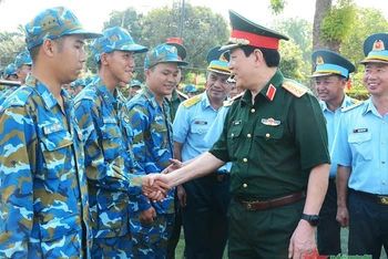 Đại tướng Lương Cường trò chuyện, động viên cán bộ, chiến sĩ Trung đoàn 230. Ảnh: Báo Quân đội nhân dân