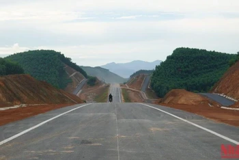Đường cao tốc Cam Lộ-La Sơn.