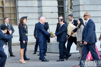 Thủ tướng New Zealand Christopher Luxon đón và mời Thủ tướng Phạm Minh Chính vào vị trí danh dự làm lễ đón chính thức.