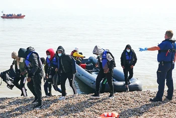 Một nhóm người di cư bị phát hiện khi nhập cư bất hợp pháp vào Anh. Ảnh: BBC/Thời nay