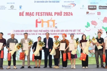 Ban tổ chức trao giấy chứng nhận tham gia Festival Phở 2024 cho đại diện các thương hiệu phở trên cả nước. 