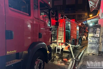 Xe cứu hỏa tới hiện trường vụ cháy chung cư mini tại phố Khương Hạ. 