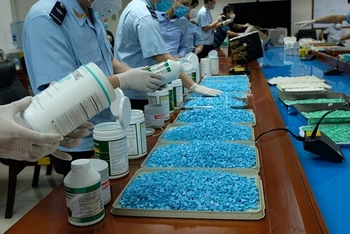 Tang vật trong Chuyên án triệt phá các đường dây mua bán, vận chuyển trái phép chất ma túy từ các nước châu Âu về Việt Nam. (Nguồn: Báo Công an nhân dân)