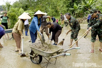 Cán bộ, chiến sĩ, nhân dân huyện Lâm Bình khắc phục hậu quả mưa lũ.​ (Ảnh: Báo Tuyên Quang)