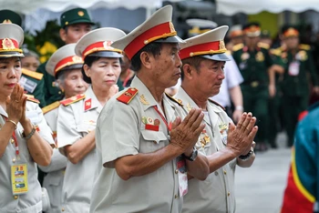 Người cao tuổi viếng Tổng Bí thư Nguyễn Phú Trọng ngày 25/7 tại Hà Nội. (Ảnh: THÀNH ĐẠT)