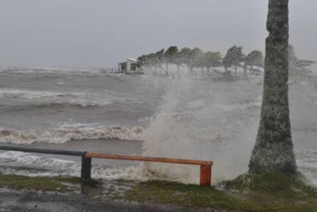 Một ngôi nhà tại Fiji trước những con sóng mạnh do cơn bão Evan cuối năm 2012. (Ảnh: Reuters)