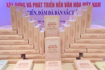 Cuốn sách Xây dựng và phát triển nền văn hóa Việt Nam tiên tiến, đậm đà bản sắc dân tộc. (Ảnh: VOV)