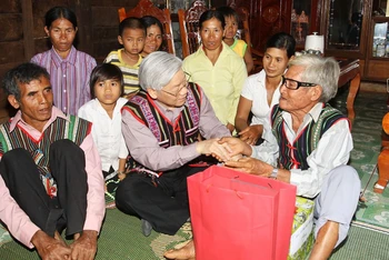 Tổng Bí thư Nguyễn Phú Trọng thăm và tặng quà già làng thôn Bon Bun Đơr, xã Quảng Tâm, huyện Tuy Đức, tỉnh Đăk Nông. (Ảnh: TTXVN)