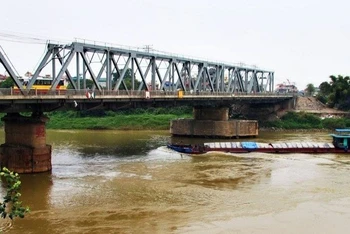 Để bảo đảm an toàn giao thông cho người và các phương tiện lưu thông qua cầu, Sở Giao thông vận tải Hà Nội đã quyết định cấm toàn bộ người và các loại phương tiện di chuyển cả hai hướng lưu thông qua cầu Đuống. Thời gian bắt đầu thực hiện từ 22 giờ tối nay, 10/9. (Ảnh: Hànộimới)