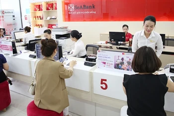 Giao dịch khách hàng tại chi nhánh Ngân hàng SeA bank.