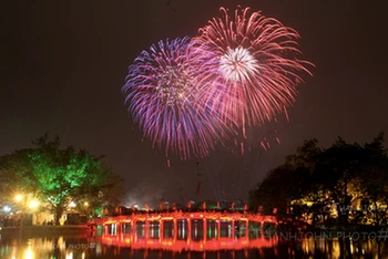 Ảnh minh họa: Bắn pháo hoa trong đêm giao thừa tại hồ Hoàn Kiếm, Hà Nội. 