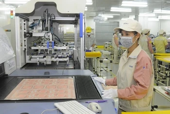 Sản xuất bảng mạch điện tử tại Công ty Meiko thuộc Khu công nghiệp Thạch Thất (Quốc Oai, Hà Nội). (Ảnh: Nguyễn Trang)