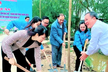 Các đại biểu cùng đoàn viên thanh niên huyện Thanh Trì trồng 25 cây sấu, hoa ban tại tuyến đường liên xã thôn Nhân Hoà-Siêu Quần, xã Tả Thanh Oai, huyện Thanh Trì.