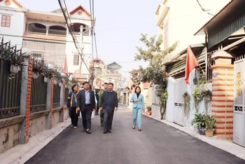 Đường làng sạch đẹp của xã nông thôn mới kiểu mẫu Dương Xá, huyện Gia Lâm, Hà Nội. (Ảnh: MAI NGUYỄN)