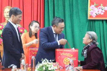 Chủ tịch Ủy ban nhân dân thành phố Hà Nội Trần Sỹ Thanh tặng quà cho gia đình chính sách tại thị xã Sơn Tây. (Ảnh: HUY DƯƠNG)