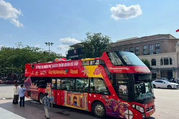 Xe buýt hai tầng phục vụ miễn phí người dân tham quan Thủ đô thu hút đông khách du lịch trong những ngày nghỉ lễ.