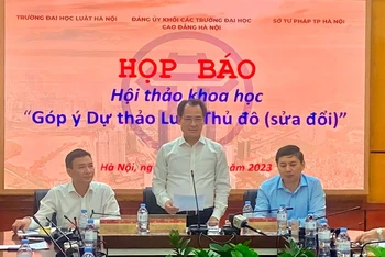 Bí thư Đảng ủy Khối các trường đại học, cao đẳng Hà Nội Nguyễn Thanh Sơn phát biểu tại họp báo.