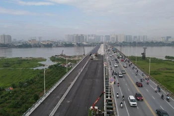Công trình cầu Vĩnh Tuy giai đoạn 2 đang được hoàn thiện, chuẩn bị thông xe vào đầu tháng 10/2023. (Ảnh: Tuấn Lương)